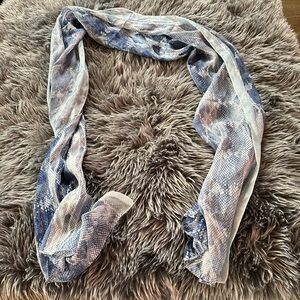 Blue and white snakeskin patter scarf w silver thread